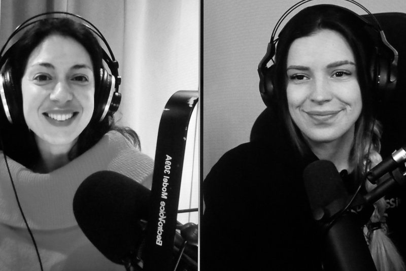 Ein schwarz-weiß-Bild in dem Pia Scholz mit Nadia Kailouli in dem Podcast "einbiszwei" spricht.