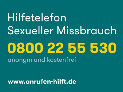 Die Grafik zeigt in der linken Bildhälfte eine stilisierte Hand, die ein Mobiltelefon hält. Rechts daneben steht: "Hilfetelefon Sexueller Missbrauch 0800 22 55 530 anonym und kostenfrei", gefolgt von der Internetadresse www.anrufen-hilft.de.
